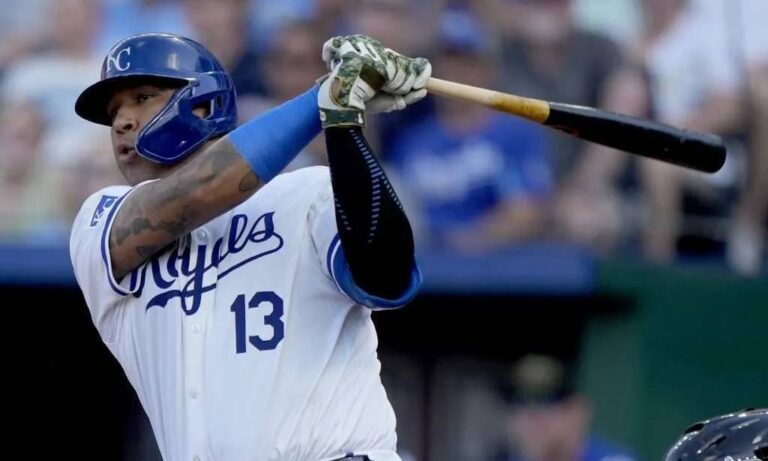 Salvador Pérez conecta hit y consolida su liderato entre los receptores de la MLB