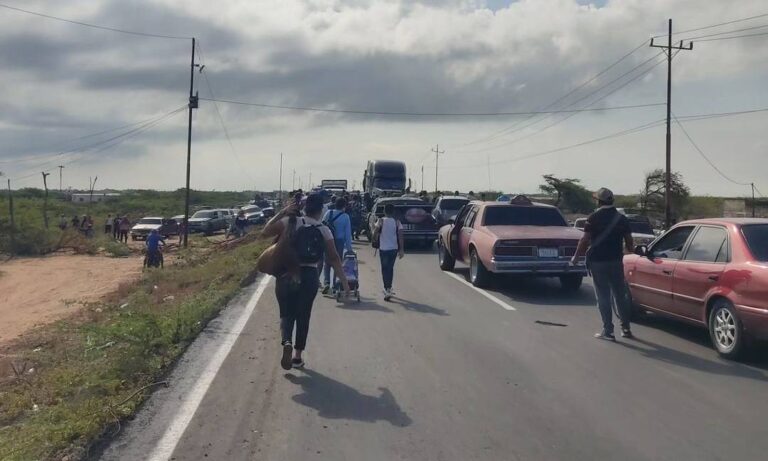 Vecinos bloquean la Troncal del Caribe para exigir un transformador