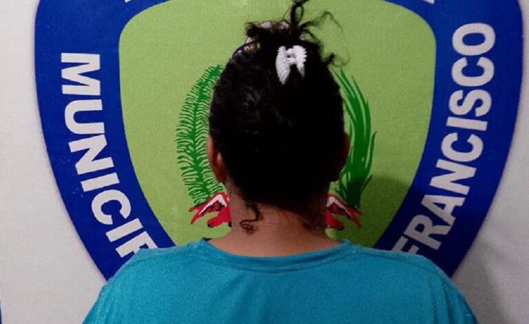 Mujer hiere en la espalda a su hijo de 5 años con la rama de un árbol en El Manzanillo