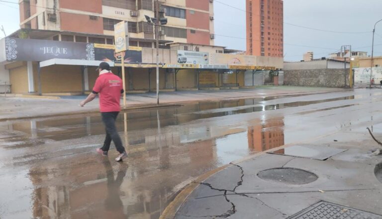 Maracaibo amanece con aguacero y fuertes vientos