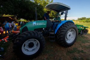 Productores del oeste reciben un tractor para impulsar cosechas en Maracaibo