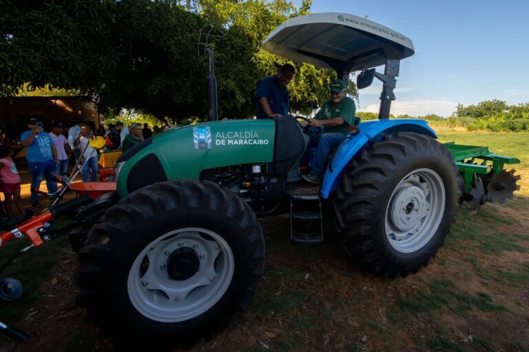 Productores del oeste reciben un tractor para impulsar cosechas en Maracaibo