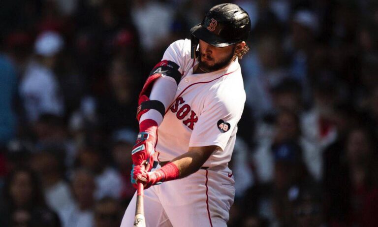 Wilyer Abreu quiebra el bate con 2 nuevos extrabases