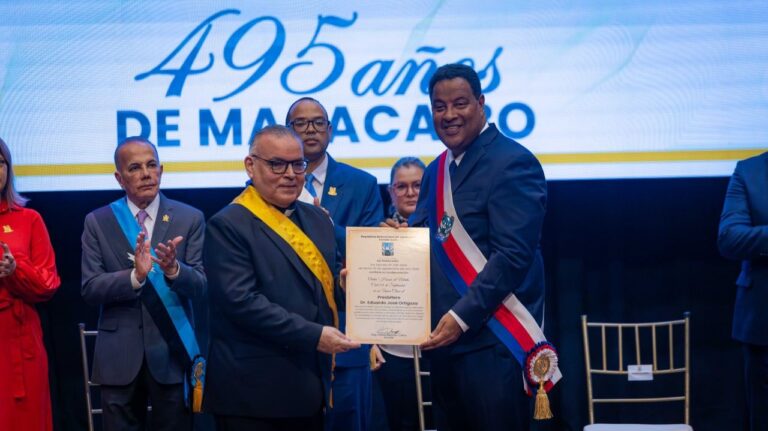 Maracaibo condecora a 26 personalidades e instituciones en su 495 aniversario