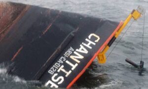 Grupos de rescate buscan a 4 tripulantes desaparecidos en el Lago tras hundimiento de barcaza