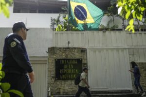Brasil “sorprendida” por revocación de custodia de la embajada argentina en Caracas