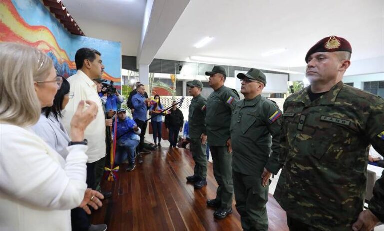 Maduro condecora a los cuatro militares sancionados por Estados Unidos