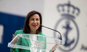 Ministra de Defensa española tacha de nuevo de dictadura al gobierno de Maduro