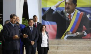 Maduro dice que “nadie vetará ni callará al país” al regresar de cumbre de los Brics