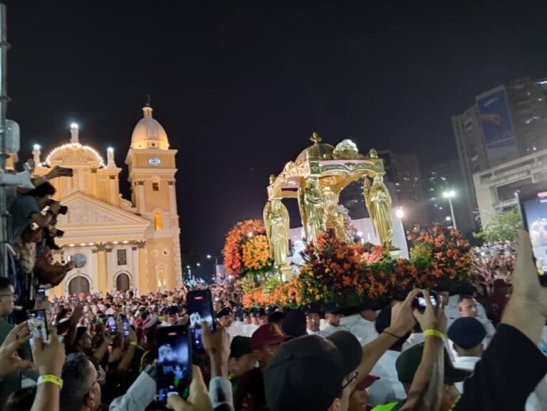 La Virgen Morena recorre el casco central en procesión entre cantos y fervor