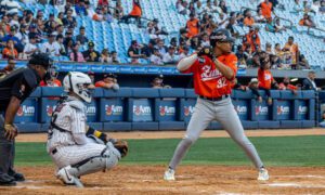 Águilas caen ante Leones en el debut de la temporada