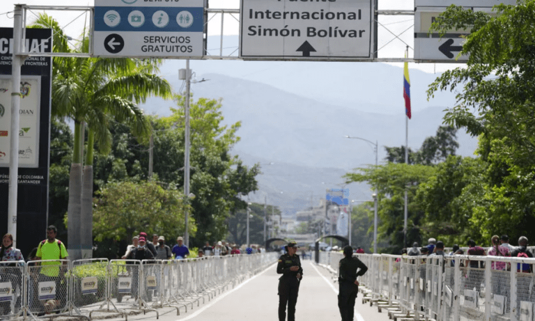 Cierran el puente Simón Bolívar por enfrentamientos entre grupos irregulares en trochas