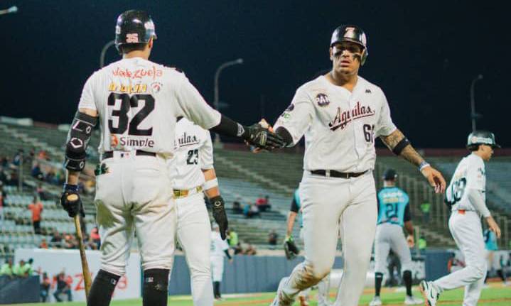 Porfirio López y Alexánder Suárez lideran el primer triunfo de las Águilas en el nido