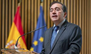 España admite que Maduro “representa internacionalmente” al país
