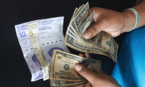 El dólar oficial rompe la barrera de los 100 bolívares