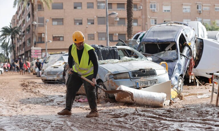 Bombero venezolano en zona cero del temporal en España: “No hay más terror que este”