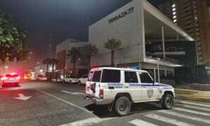 Bomberos controlan incendio de vehículo en sótano del centro comercial Terraza 77