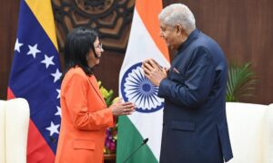 Delcy Rodríguez se reúne con su par de India en busca de alianzas fuertes