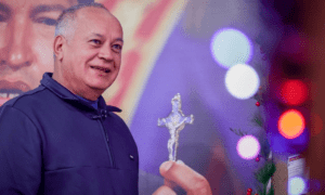 Cabello tacha al rey Juan Carlos I de “ladrón” que “se robó hasta las cerraduras”
