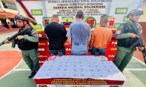 Detienen a 3 revendedores de entradas en el Luis Aparicio