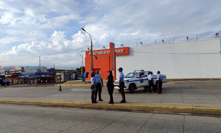 Lanzan presunta granada en FarmaExpress de La Limpia pero no detonó