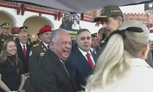 Elvis Amoroso reaparece en acto militar tras 71 días fuera del ojo público