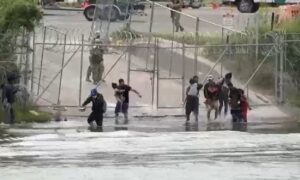 Soldados de Texas disparan balas de goma y gas pimienta a migrantes venezolanos