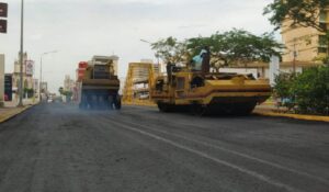 Realizan operación especial de saneamiento y bacheo en la avenida Bella Vista
