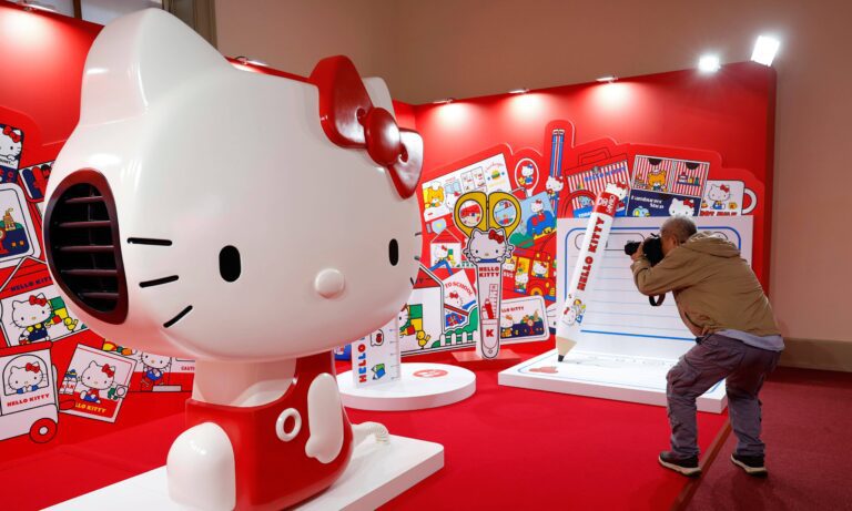 Hello Kitty celebra sus 50 años en constante evolución con una gran muestra en Tokio