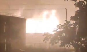Rayo genera voraz incendio en el tanque Pdvsa La Salina en Cabimas