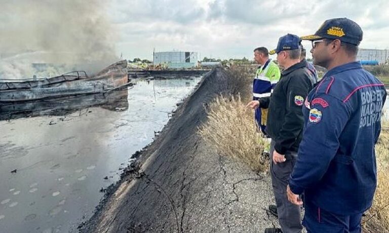 Realizan labores de enfriamiento en tanque de Pdvsa La Salina para evitar una reignición