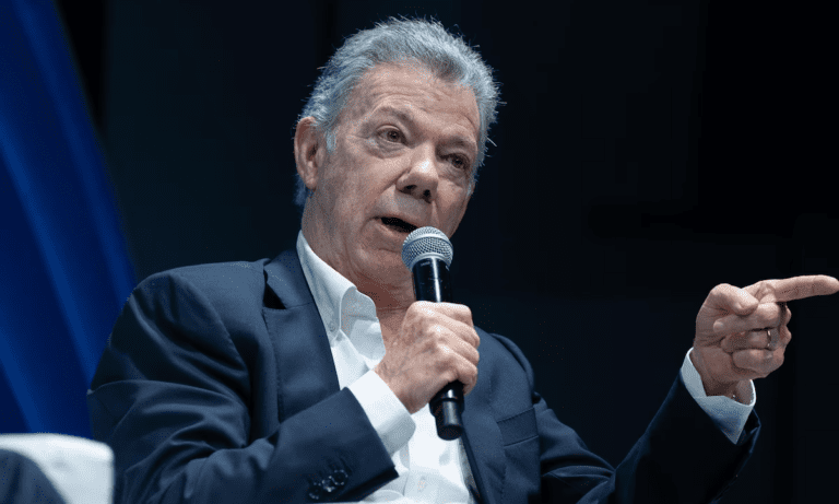 Santos señala de blanda la política de EE. UU. sobre Venezuela y tilda a Petro de “ambivalente”