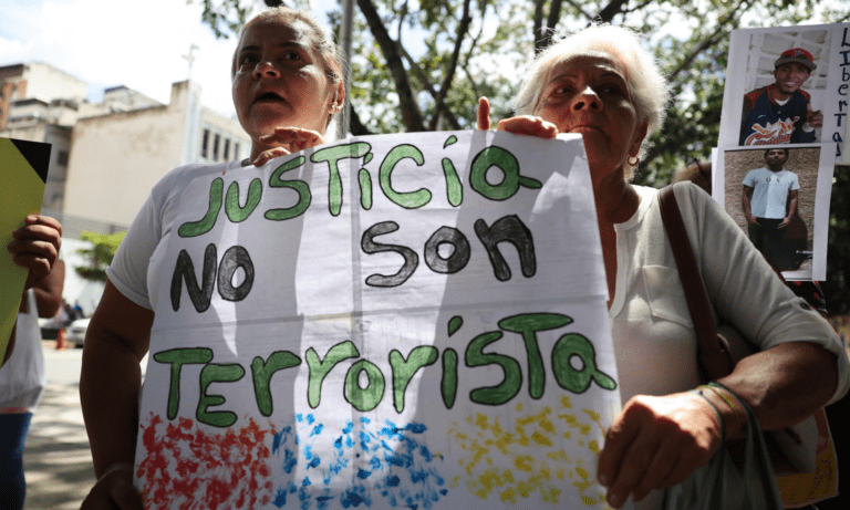 Madres claman justicia para menores detenidos en protestas postelectorales