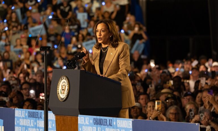 Encuesta revela que Kamala Harris aventaja a Trump entre votantes latinos de 7 estados clave