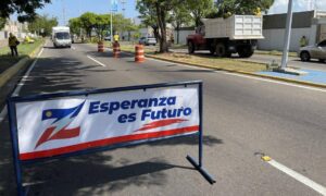 Ejecutan operación de limpieza en la avenida Fuerzas Armadas de Maracaibo