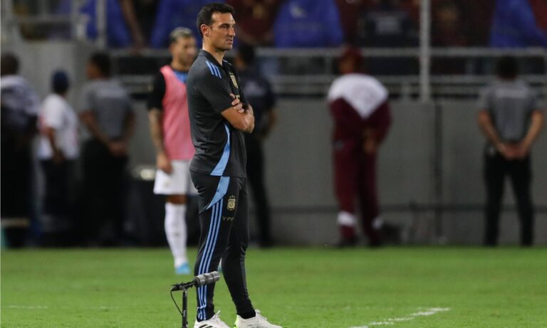 Scaloni critica la cancha y afirma que “el partido no reunía las condiciones para jugar”