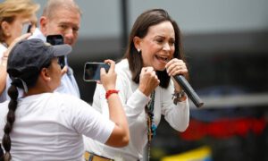 Machado agradece Medalla a la Democracia otorgada por consultores políticos del mundo