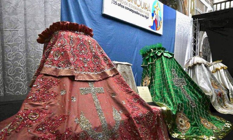 Develan los mantos que lucirá la Chinita durante las fiestas patronales