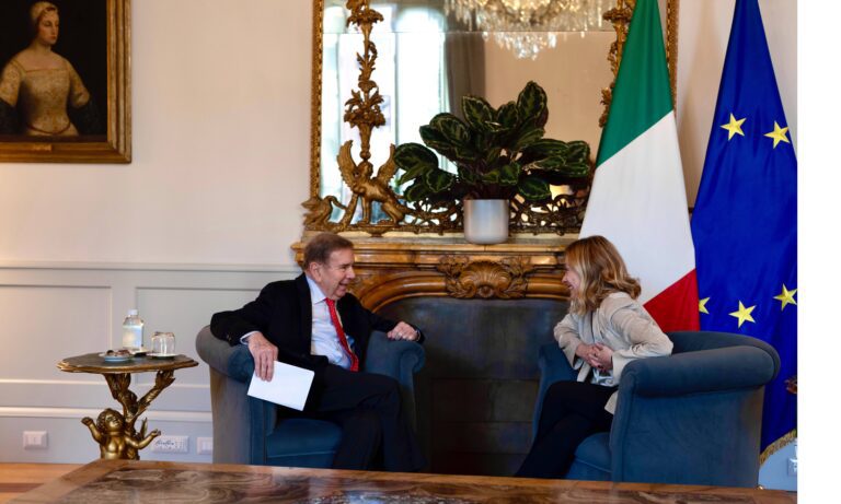 Machado agradece a Meloni su apoyo firme para una "transición democrática"