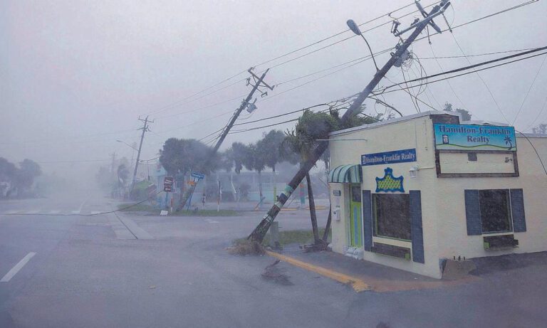 Huracán Milton ocasiona 2 muertos en Florida y disminuye a categoría 1