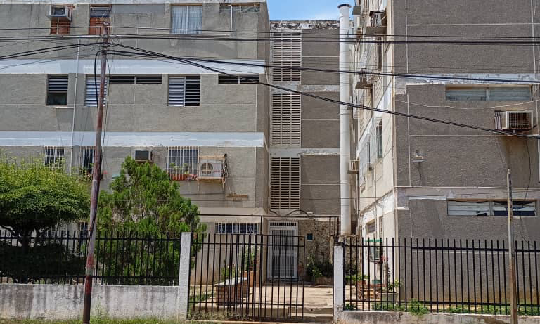 Falla en líneas subterráneas mantiene a 16 familias de El Naranjal sin servicio eléctrico