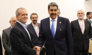 Maduro y el presidente de Irán repasan en Rusia acuerdos en petróleo, minería y salud