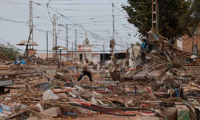 Sube a 155 la cifra de fallecidos por inundaciones en la provincia española de Valencia