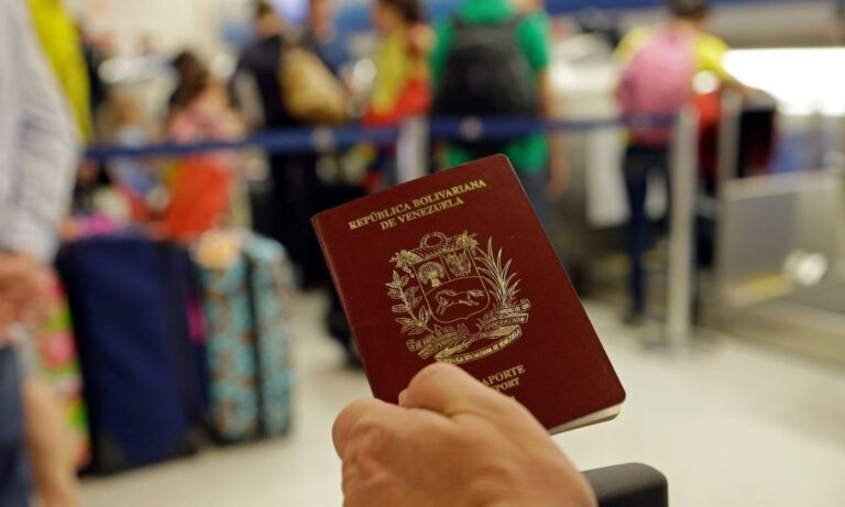 Ratifican que es obligatorio el pasaporte venezolano vigente para ingresar o salir del país vía aérea