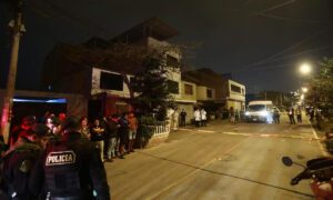 Acribillan de más de 20 balazos a venezolano cuando salía de su vivienda en Lima