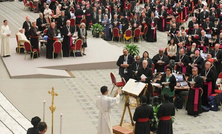 Concluye el Sínodo vaticano con la mujer en el centro del debate sin grandes avances