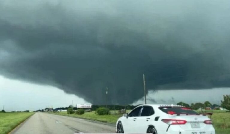 Emiten alerta de tornados para partes del sur de Florida por huracán Milton