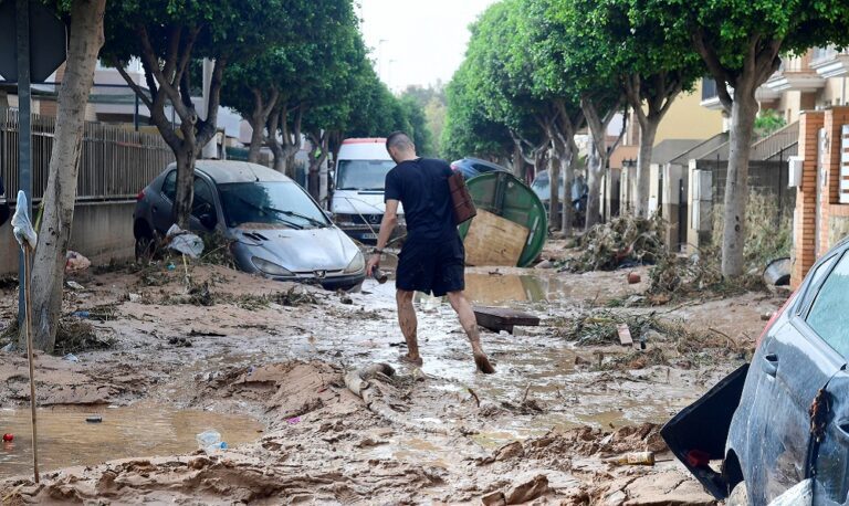 Suman 64 víctimas mortales por las inundaciones en España