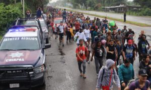 Migrantes venezolanos parten en caravana desde el sur de México hacia EE. UU.