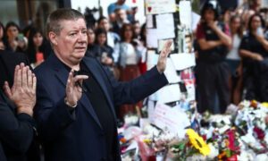 Padre de Liam Payne llega a Buenos Aires para repatriar el cuerpo de su hijo y visita altar de fans